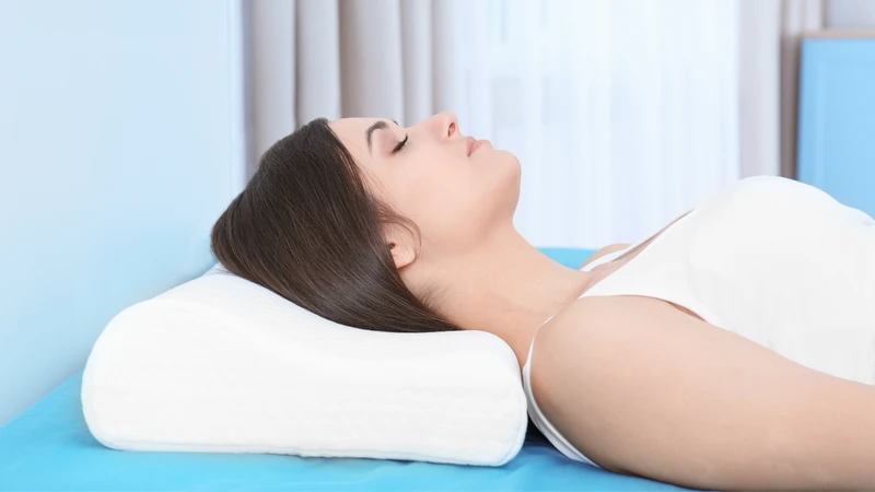 Nằm ngửa với đầu được nâng nhẹ bằng gối là một trong những tư thế ngủ tốt nhất và được nhiều chuyên gia khuyến nghị