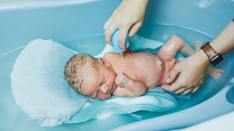 Chuẩn bị đầy đủ dụng cụ và nước ấm giúp buổi tắm diễn ra thuận lợi