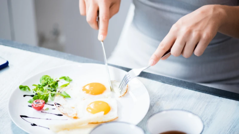 Ăn trứng gà đúng cách vào buổi sáng kết hợp chế độ sinh hoạt lành mạnh giúp ổn định huyết áp