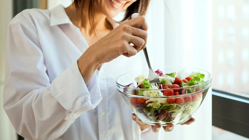 Lối sống năng động và chế độ ăn lành mạnh giúp kiểm soát huyết áp hiệu quả