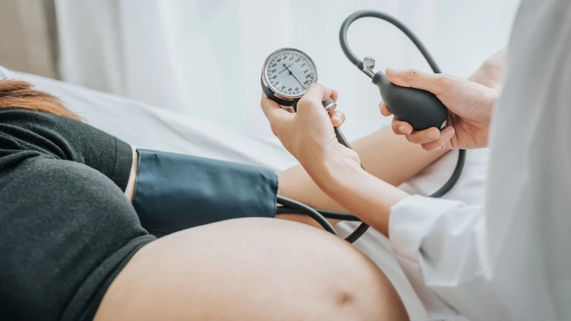 Tăng huyết áp thai kỳ thường được xác định khi huyết áp tâm thu từ 140 mmHg trở lên và/hoặc huyết áp tâm trương từ 90 mmHg trở lên