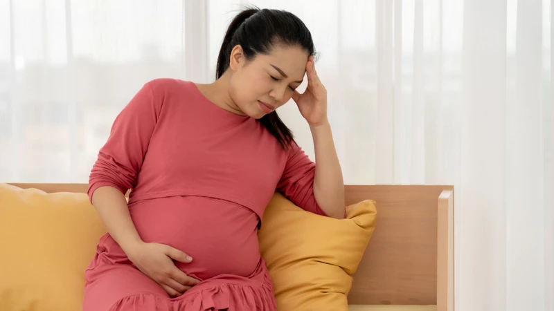 Cần đi khám ngay nếu thai phụ đau đầu dữ dội, kéo dài hoặc không giảm sau khi nghỉ ngơi