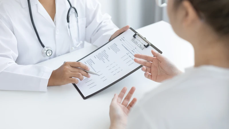 Tham khảo ý kiến bác sĩ về việc chăm sóc sức khỏe sau tiêm chủng