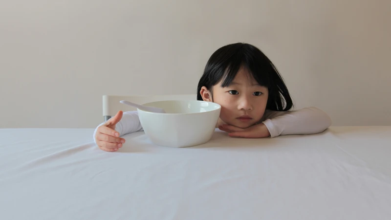 Khi trẻ biếng ăn kéo dài, cha mẹ nên đưa bé đi khám để bác sĩ kiểm tra và cân nhắc bổ sung kẽm