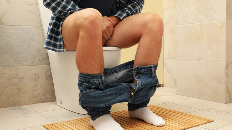 Kéo bao quy đầu xuống bị đau có thể xuất phát từ việc vệ sinh không đúng cách hoặc ma sát mạnh