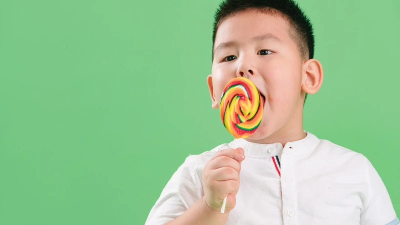 Kẹo mút không thể bổ sung các dưỡng chất thiết yếu cho cơ thể vì vậy không nên sử dụng kẹo mút thay cho bữa chính