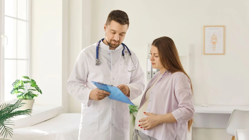 Bác sĩ giải thích kết quả xét nghiệm NIPT