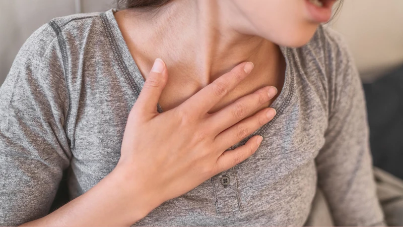 Ho ra máu kèm khó thở cần đến cơ sở cấp cứu