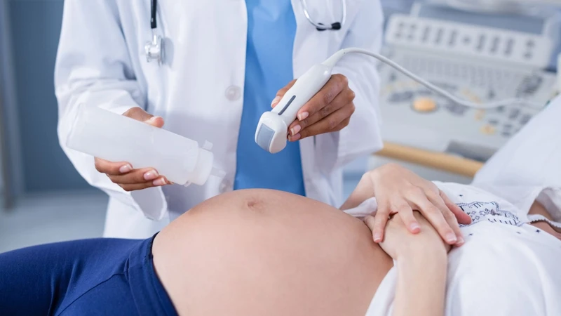 Lần khám đầu giúp đánh giá sức khỏe mẹ và tình trạng thai kỳ