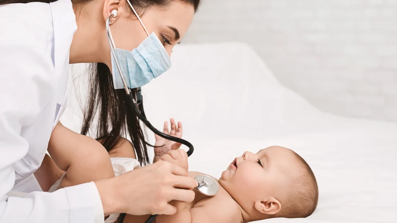 Khám tổng quát cho bé định kỳ giúp theo dõi sức khỏe và sự phát triển