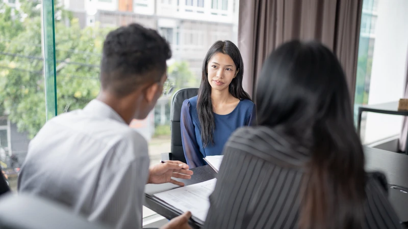 Bác sĩ đánh giá toàn diện tình trạng sức khỏe của hai vợ chồng