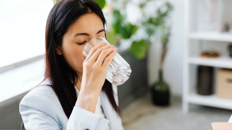 Uống nước đều trong ngày giúp hạn chế khô niêm mạc