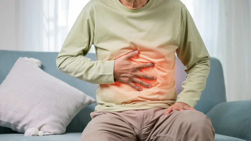 Người bệnh có thể gặp đau thượng vị, đầy bụng, buồn nôn, khó tiêu hoặc kích ứng niêm mạc dạ dày