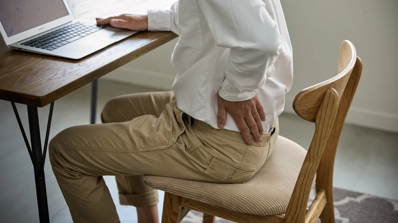 Các dấu hiệu như đau lưng kéo dài là cảnh báo cần đo loãng xương sớm