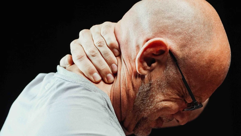 Đau cổ có thể là một trong những triệu chứng của thoát vị đĩa đệm