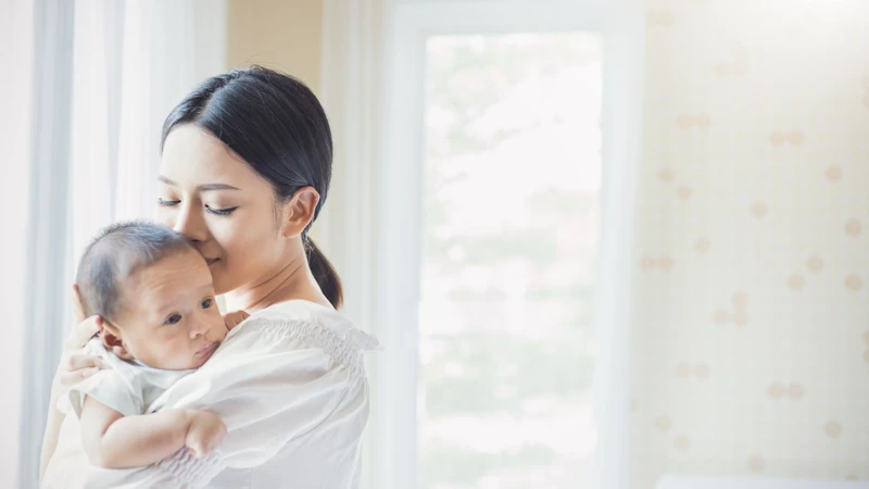 Bạn hãy dành nhiều thời gian hơn để ôm ấp, chơi đùa và thể hiện tình yêu thương với bé vào ban ngày để bù đắp