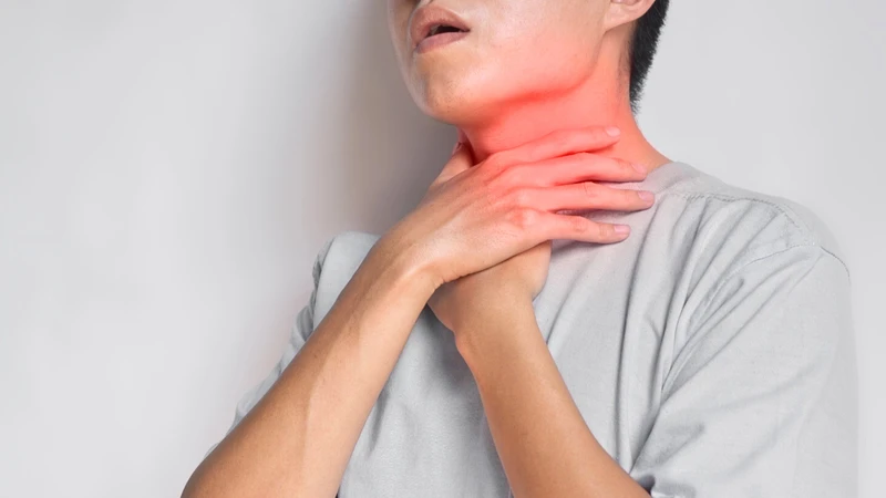 Thở rít khi hít vào, phát ra rõ ở vùng cổ là một trong những dấu hiệu nhận biết đặc trưng