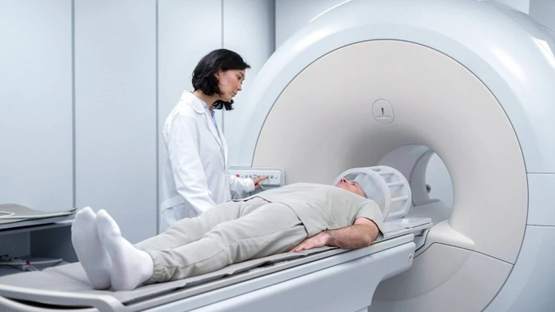 Xạ trị giúp tiêu diệt tế bào bất thường, phối hợp phẫu thuật hoặc hóa trị để tăng hiệu quả