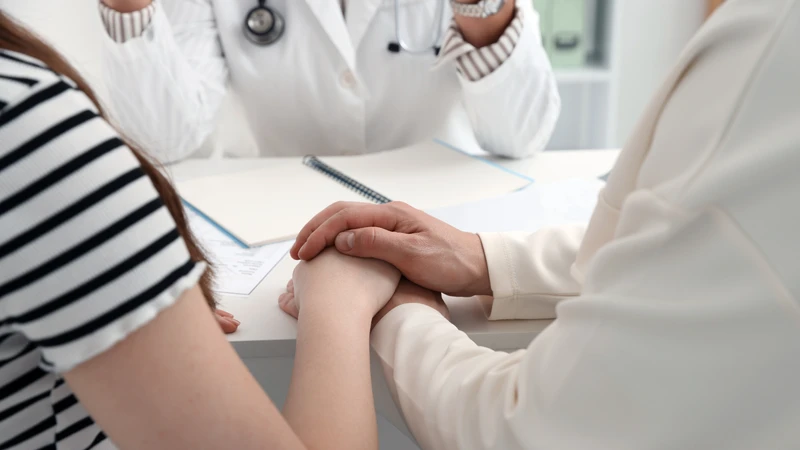 Bác sĩ sẽ tư vấn phương pháp sinh an toàn nhất cho mẹ và bé