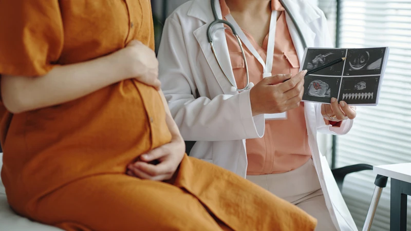 Siêu âm có thể giúp bác sĩ theo dõi sự phát triển của thai nhi và tiên lượng cuộc sinh