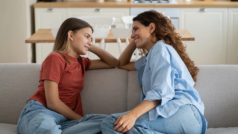 Lắng nghe và tôn trọng cảm xúc của con là điều cần làm khi trẻ mắc khủng hoảng tâm lý tuổi dậy thì