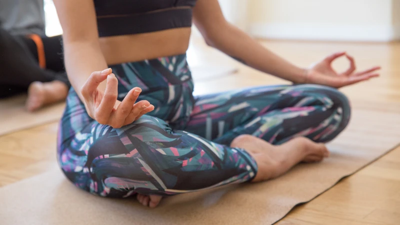 Khi bác sĩ xác nhận đã hồi phục hoàn toàn, có thể bắt đầu với các hoạt động nhẹ như đi bộ chậm, yoga hoặc bơi lội