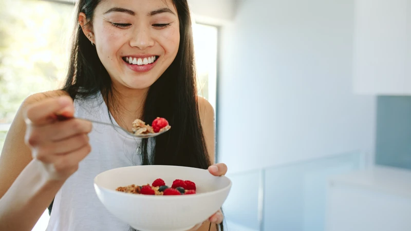 Chế độ ăn uống cân đối giúp cơ thể phục hồi và duy trì nội tiết ổn định