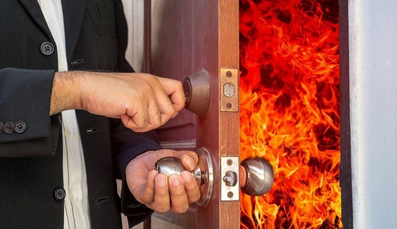 Nên kiểm tra cửa trước khi mở để đảm bảo lối thoát hiểm an toàn khi cháy