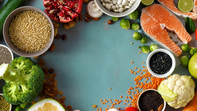 Chế độ ăn đầy đủ vitamin, khoáng chất và protein giúp hỗ trợ hệ miễn dịch