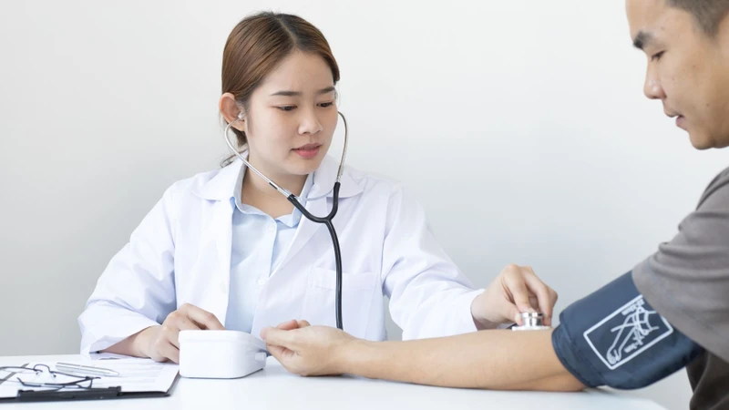 Làm gì khi bị tụt huyết áp bất ngờ? Hướng dẫn xử lý và phòng tránh hiệu quả 4