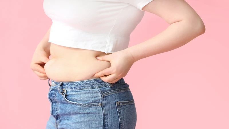 Khi năng lượng nạp vào vượt quá nhu cầu tiêu hao, phần dư thừa sẽ được chuyển hóa thành triglycerid và dự trữ trong các tế bào mỡ