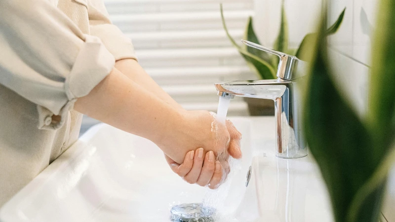 Làm sạch da trước khi bôi su bạc
