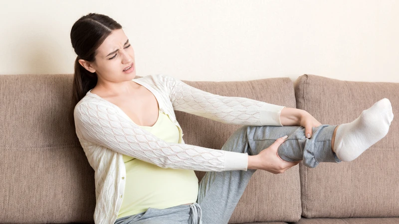 Khi bị đa ối, mẹ có thể thấy khó thở, phù chân, cảm giác nặng bụng