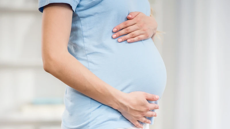 Bụng mẹ nhỏ hơn bình thường, sờ dễ thấy rõ thai nhi có thể là dấu hiệu thiểu ối