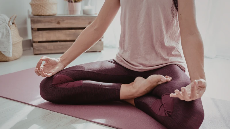 Tập các bài tập thư giãn như yoga hoặc thiền có thể giảm căng thẳng