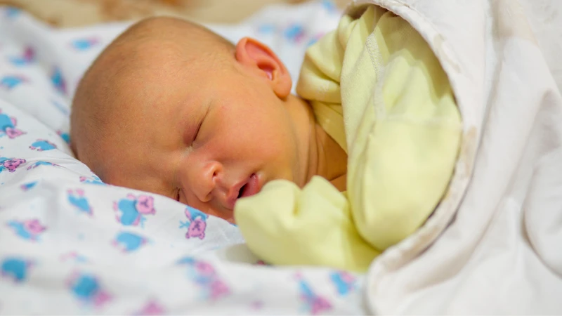 Làm sao để da hết vàng ở trẻ sơ sinh? Tùy tình trạng của trẻ, bác sĩ sẽ có chỉ định phù hợp