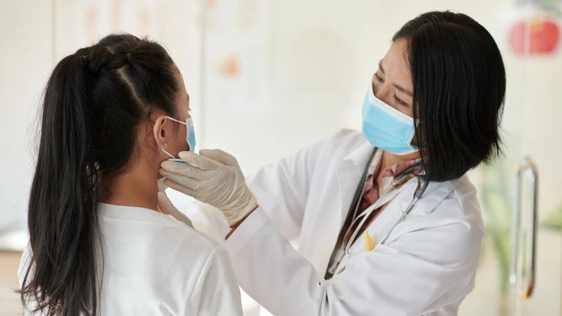 Nếu hạch không giảm sau một thời gian theo dõi hoặc có dấu hiệu nghi ngờ, cần đến cơ sở y tế để được đánh giá kịp thời