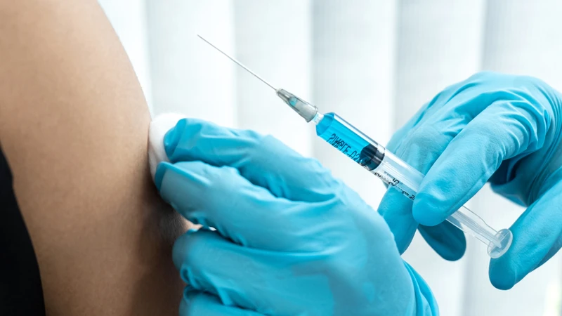 Tiêm phòng đầy đủ theo khuyến cáo để phòng ngừa một số bệnh nhiễm trùng có thể gây sưng hạch