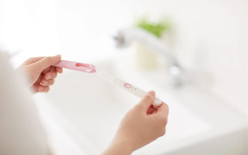 Nếu thử thai khi có máu báo thai thì kết quả thử que thường là hai vạch