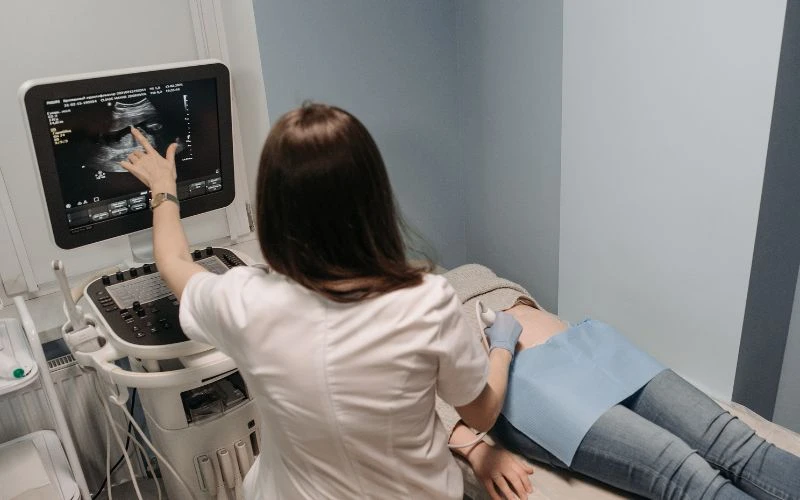 Khi thấy các dấu hiệu bất thường cần đi khám bác sĩ chuyên khoa để được chẩn đoán và xử trí kịp thời