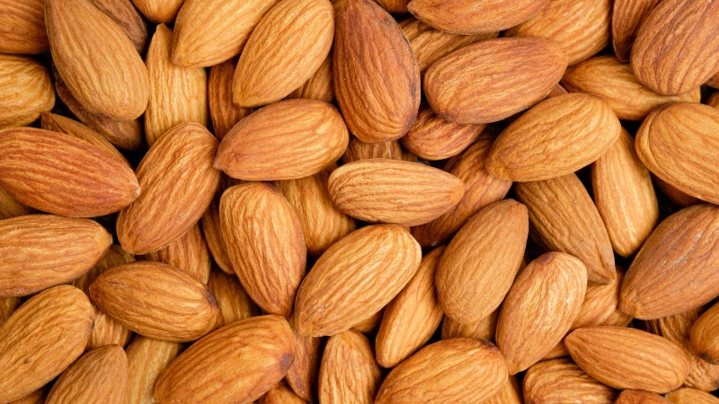 Hạnh nhân cung cấp nhiều chất béo lành mạnh, magie và vitamin E, gián tiếp hỗ trợ cân bằng hormone