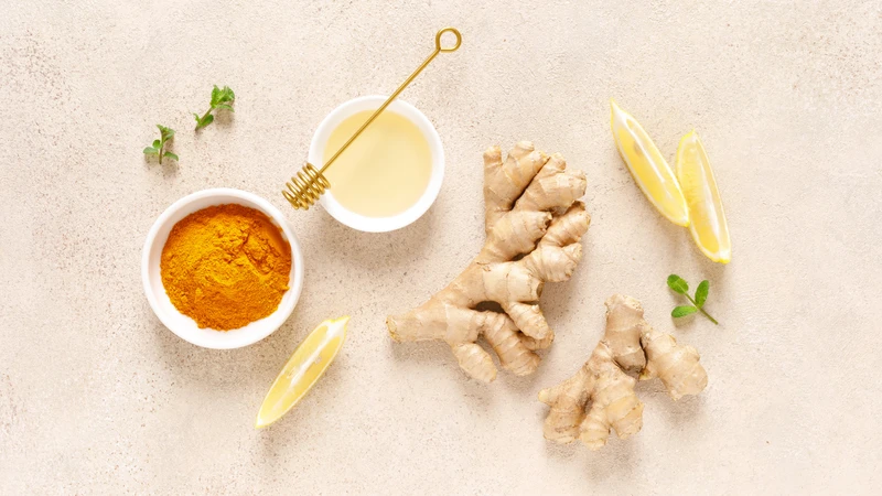 Làm trắng da toàn thân sau sinh bằng nghệ tươi và mật ong là một trong những phương pháp thường được lựa chọn
