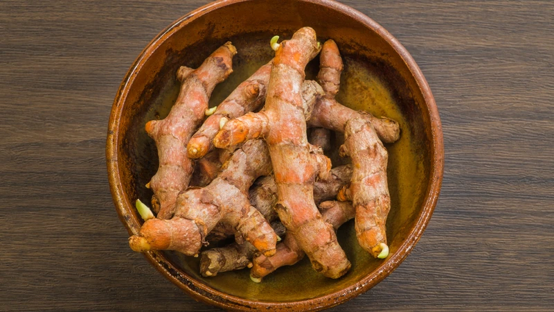 Curcumin trong nghệ đang được nghiên cứu về vai trò hỗ trợ chăm sóc và phục hồi làn da