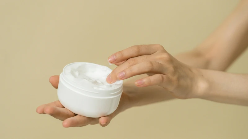 Dùng kem dưỡng ẩm hằng ngày để khóa ẩm cho da giúp da duy trì lượng nước cần thiết