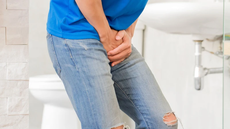 Khi lao thận tiến triển, người bệnh có thể tiểu máu, nước tiểu đục, mủ nhưng khó phát hiện