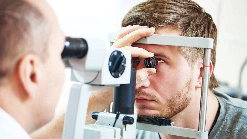 Lão thị và viễn thị có sự khác biệt rõ rệt về cơ chế bệnh và thời điểm xuất hiện