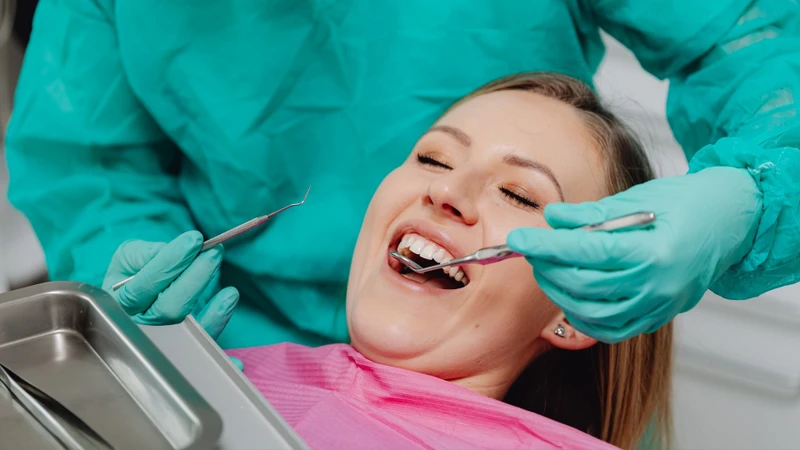 Lấy cao răng nhìn chung là một thủ thuật an toàn và cần thiết trong chăm sóc răng miệng
