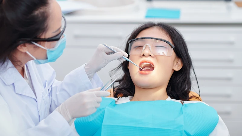 Thông thường, bạn nên lấy cao răng định kỳ khoảng 3 - 6 tháng/lần
