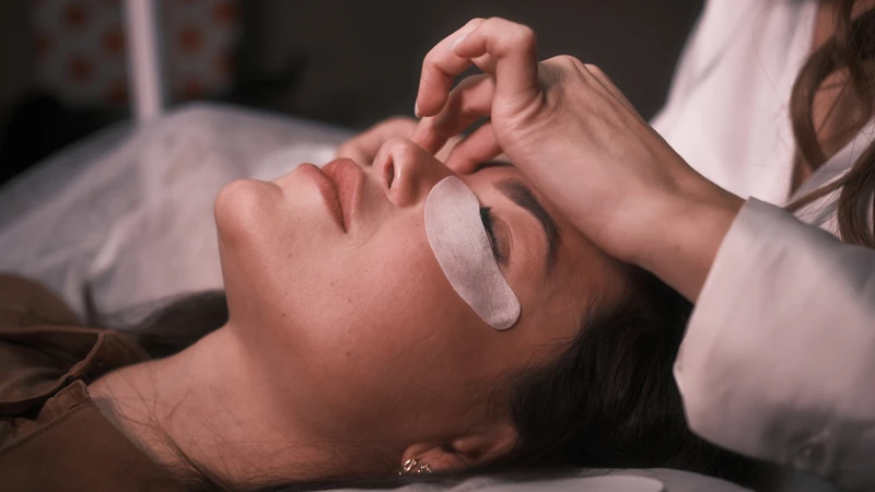 Người đã lấy mỡ bọng mắt vẫn nên tiếp tục chăm sóc vùng mắt để hạn chế thay đổi theo thời gian