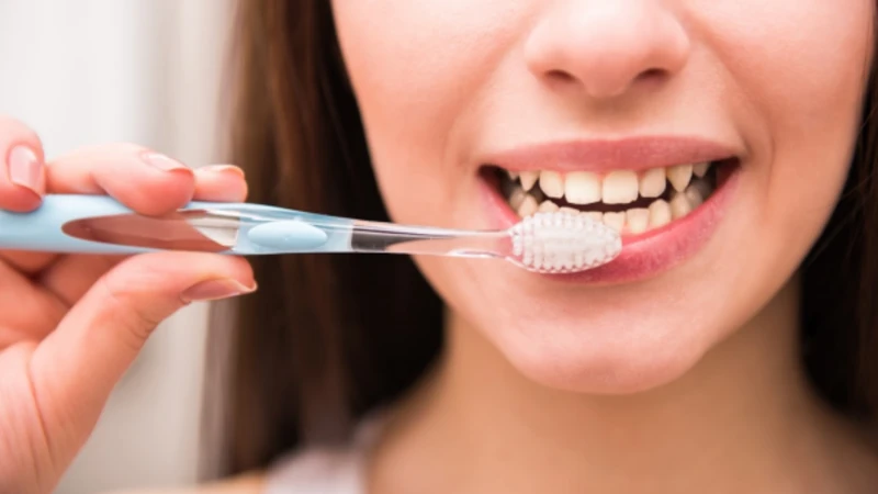 Để răng phục hồi tốt sau khi lấy tủy, hãy chải răng nhẹ dùng lông mềm và làm sạch kẽ răng